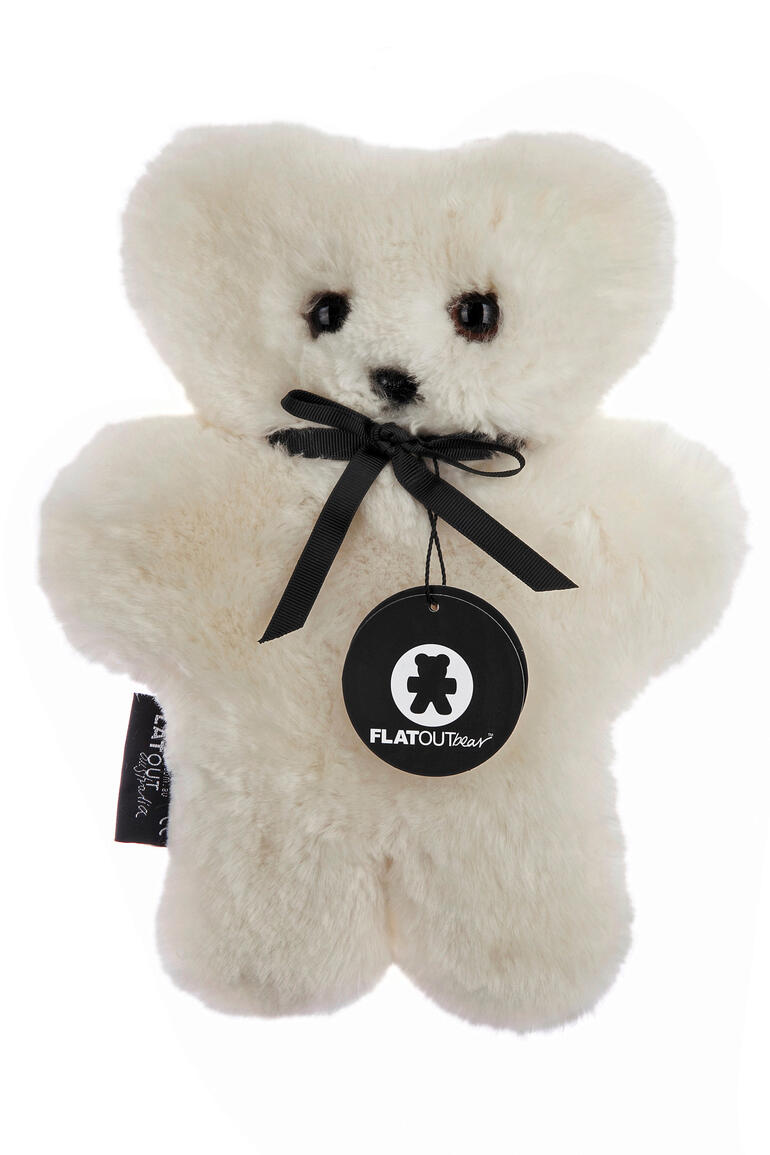 Verkrijgbaar in de kleuren crèmewit en taupe. Crème-witte schapenvacht teddybeer met een strik