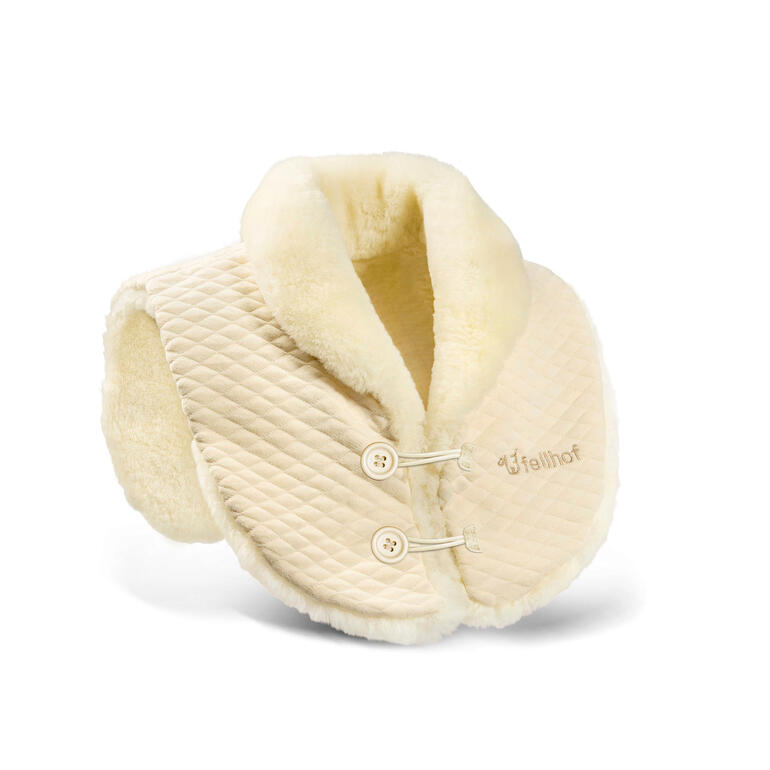 Beige lamswollen schouderwarmer in zijaanzicht op tafel