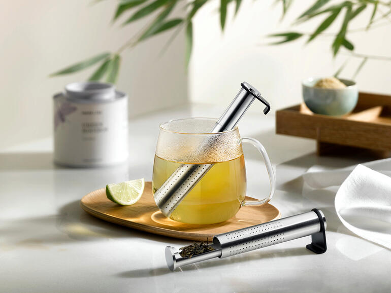 Aroma langwerpige theefilter in een theekop met limoen
