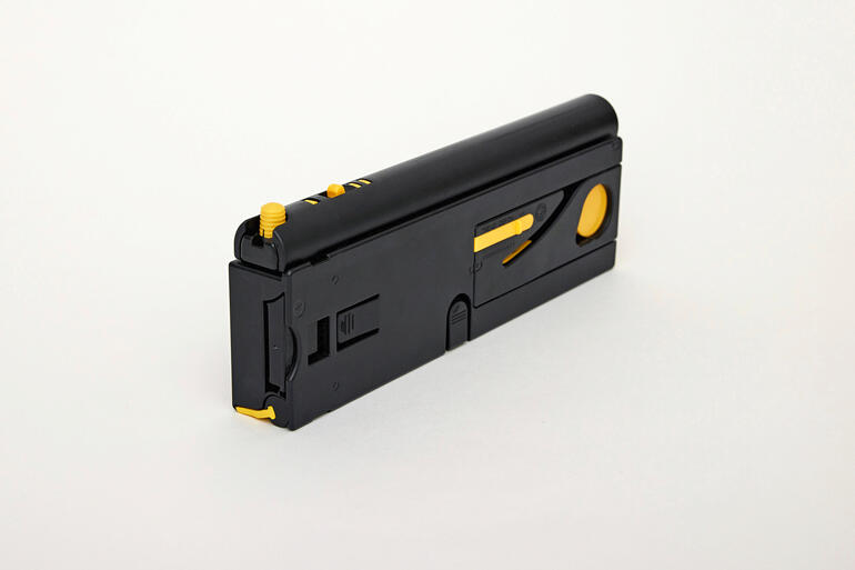 Zwart 8-in-1 auto multitool in gesloten positie.