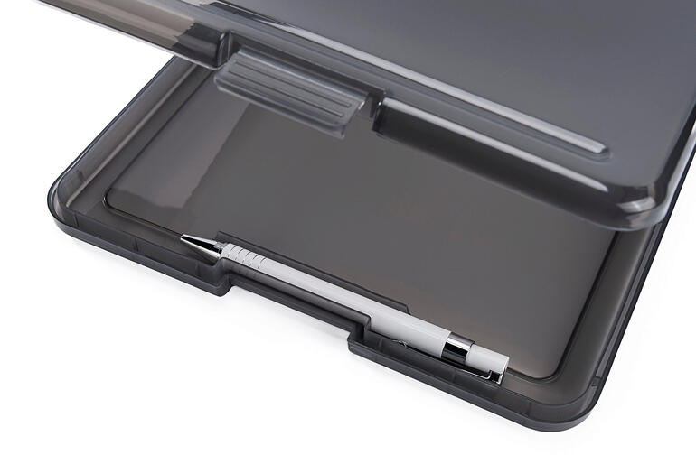 Dankzij de praktische pennenhouder is uw pen altijd binnen handbereik. Open clipboard met notitieblok en een pen in het vak.