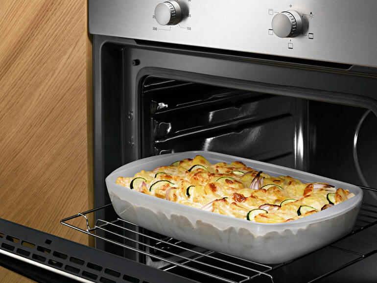 Anti-aanbak glazen ovenschaal met ovenschotel in de oven