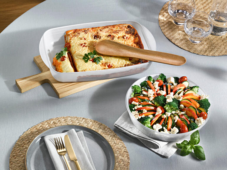 Anti-aanbak ovenschaal met lasagne en salade op een tafel