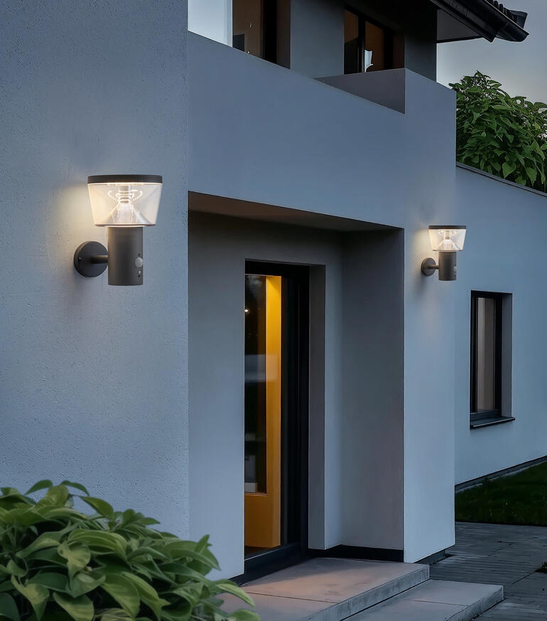 Ook verkrijgbaar als wandlamp op zonne-energie. Zonne- Wandlampen bij de ingang van een modern huis