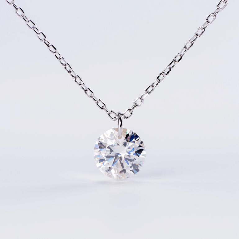 Desgewenst ook met een gerhodineerde ankerketting verkrijgbaar. Close-up van een zwevende moissaniet hanger met rhodiumpendant.