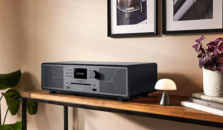 Zwarte MEISTERSTÜCK Gen.2 multi-radio op een houten plank.