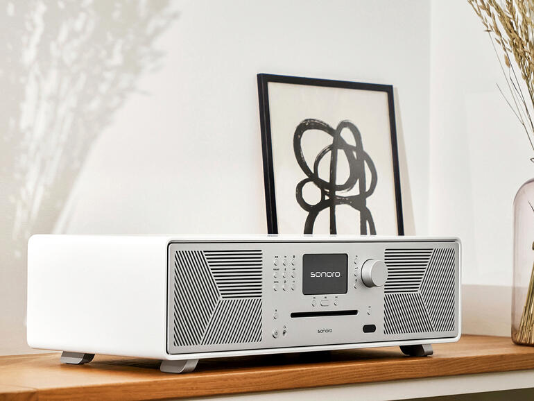 witte matte lak Wit matte MEISTERSTÜCK Gen.2-radio op een modern rek.