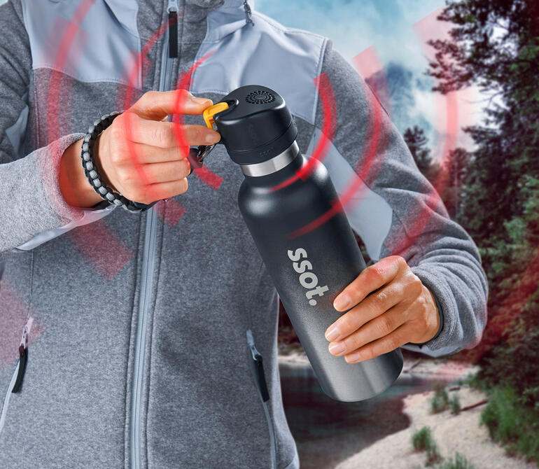 Man gebruikt een survival-drinkfles in de natuur.