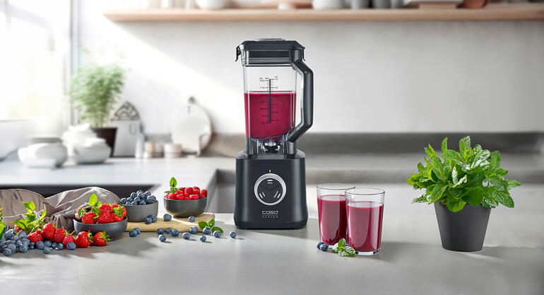 2000W power mixer met verse ingrediënten op het aanrecht.