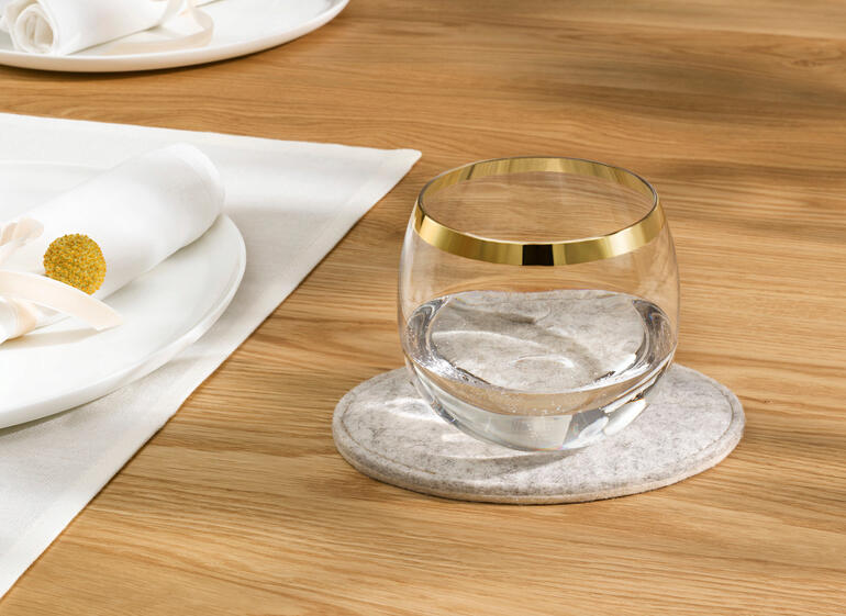 Vilten druppelstoppers, set van 2 Glas water op een grijze vilt druppelstopper.