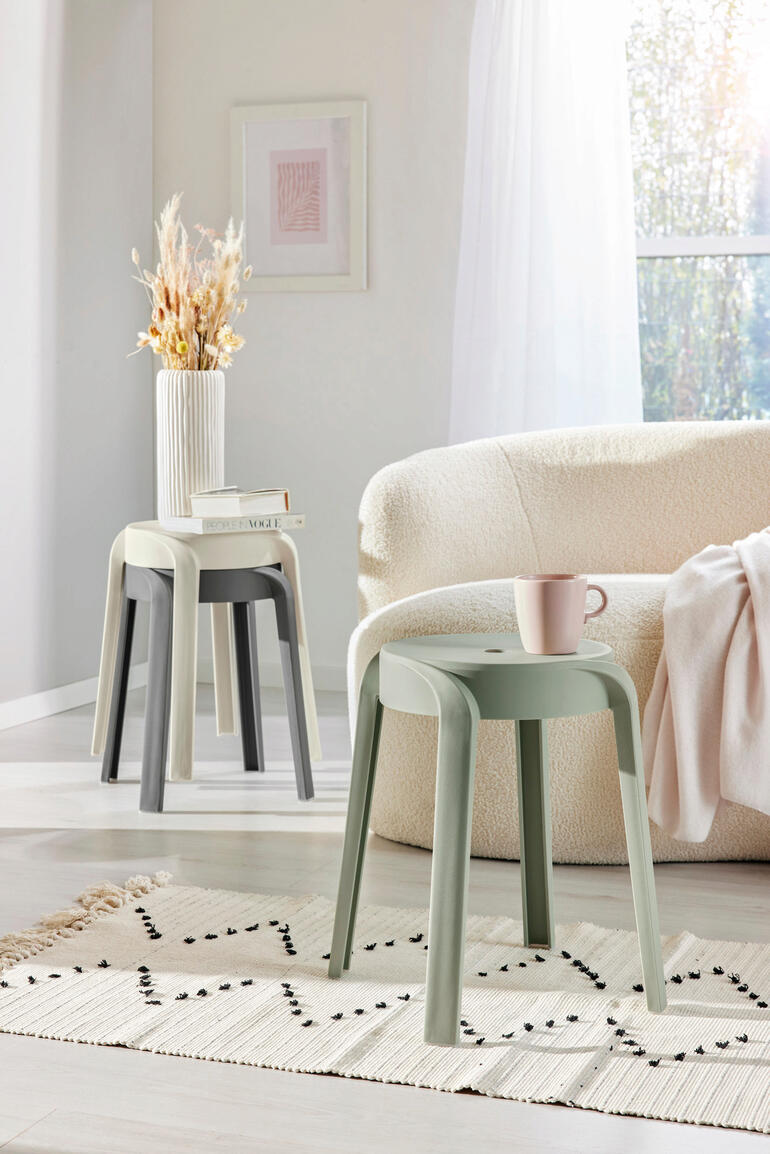 Binnen en buiten veelzijdig inzetbaar: als mooie zitplaats voor gasten, een praktische aankleedhulp, een trendy bijzettafel, ... Diverse stapelstoelen in een lichte kamer.