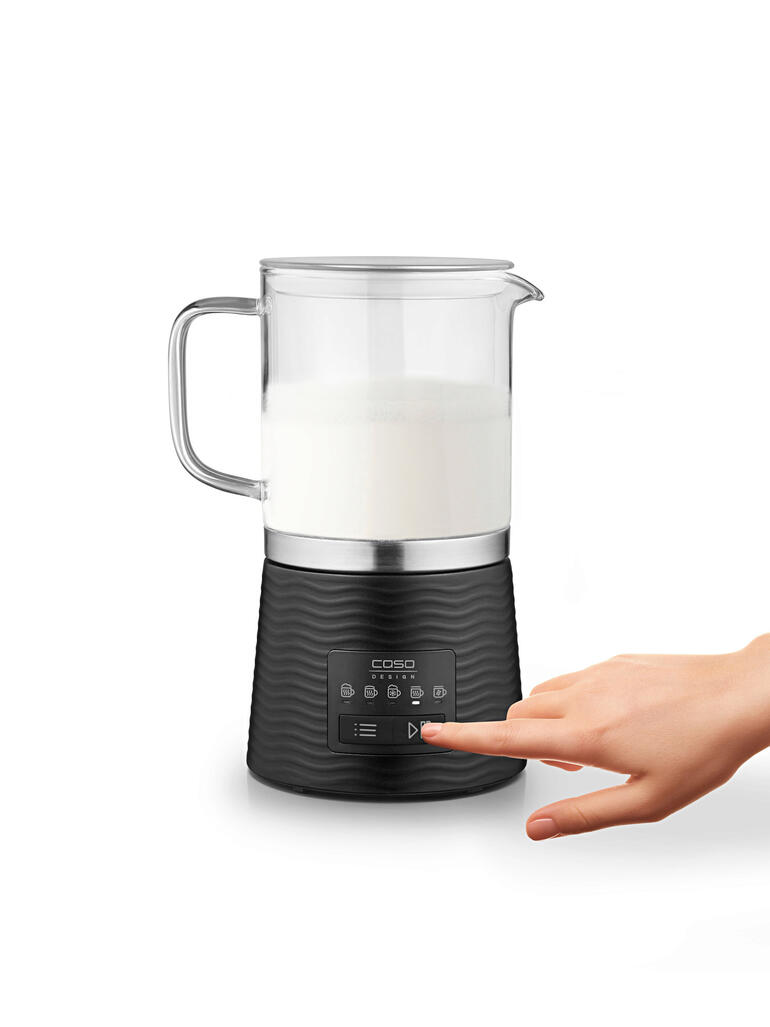 Design-melkopschuimer met hand die op de knop drukt