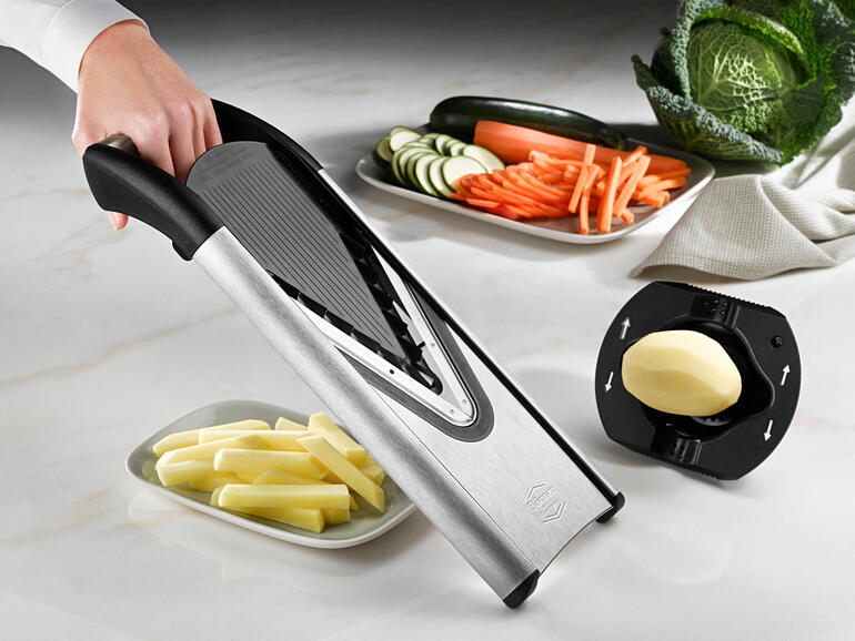 Börner V-groenteschaaf omgeven door verse groenten.