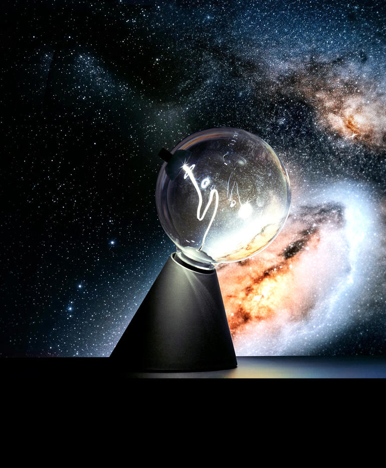 zwart Tafel lamp Satellite voor een kleurrijke ruimte achtergrond met sterren.
