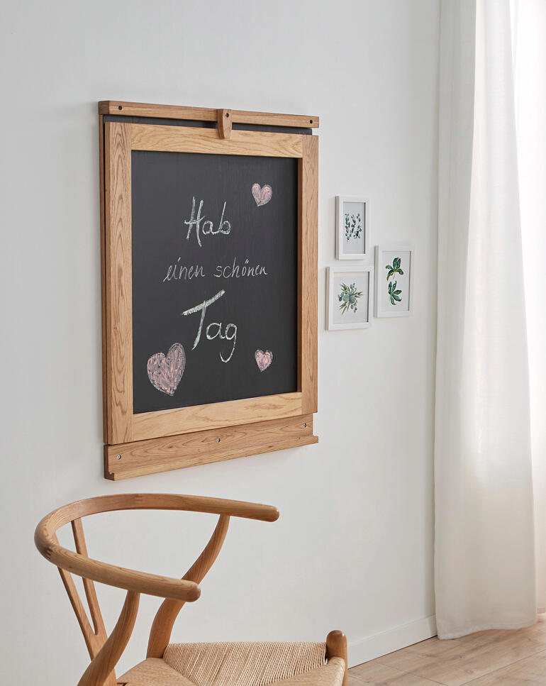 Ingeklapt een veelzijdig schrijfbord voor to-dolijstjes, afspraken, notities, ... Opklapbare wandtafel met een tafel en een krijtbord voor notities.
