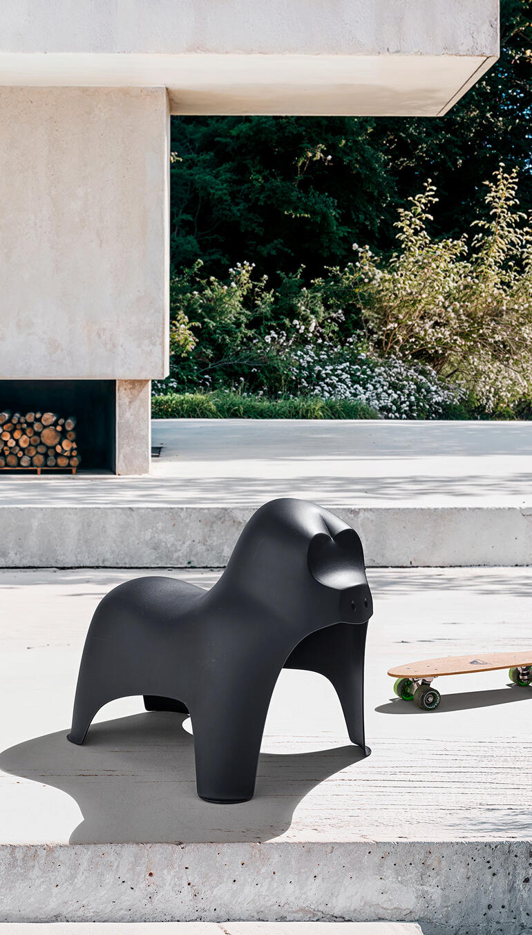 De robuuste kruk Gorilla is ook buiten een originele blikvanger. Zwarte gorillahocker staat op een terras naast een skateboard.