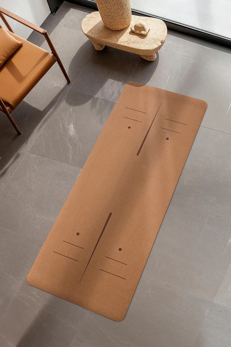 De yogamat van kurk en natuurrubber is afzonderlijk verkrijgbaar. Yogamat ligt op de vloer, met twee lijnen voor positionering.