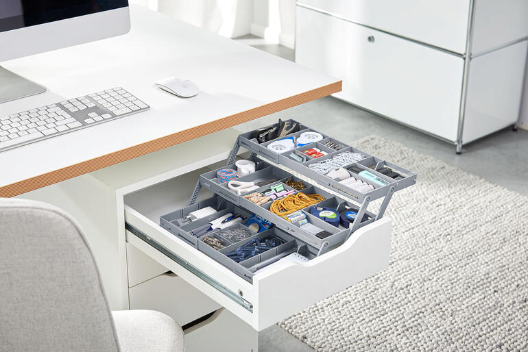 Open lade-organizer met verschillende kantoorartikelen