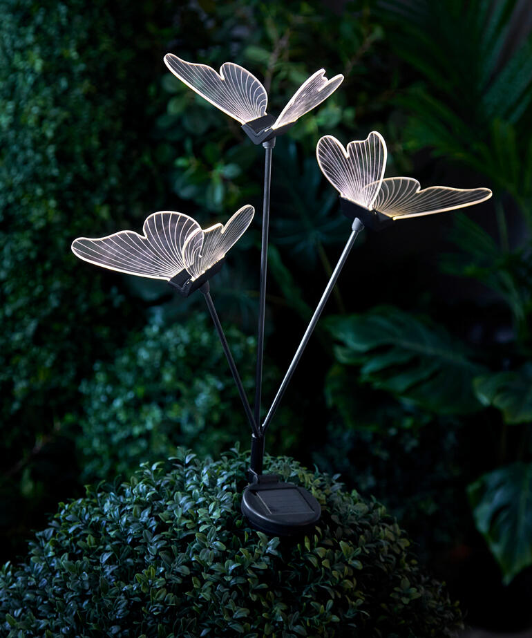 Tuinsteker met LED-vlinders in een levendig ontwerp.