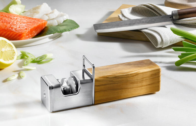 Design-rolslijper met houten handvat en verse zalm
