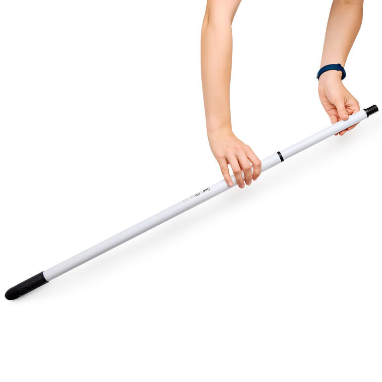 Gebruiker houdt de voegenkrabber met verlengstangen vast.