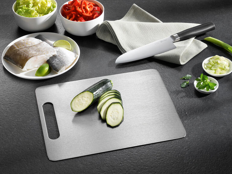 Titan snijplank met gesneden komkommers en andere ingrediënten