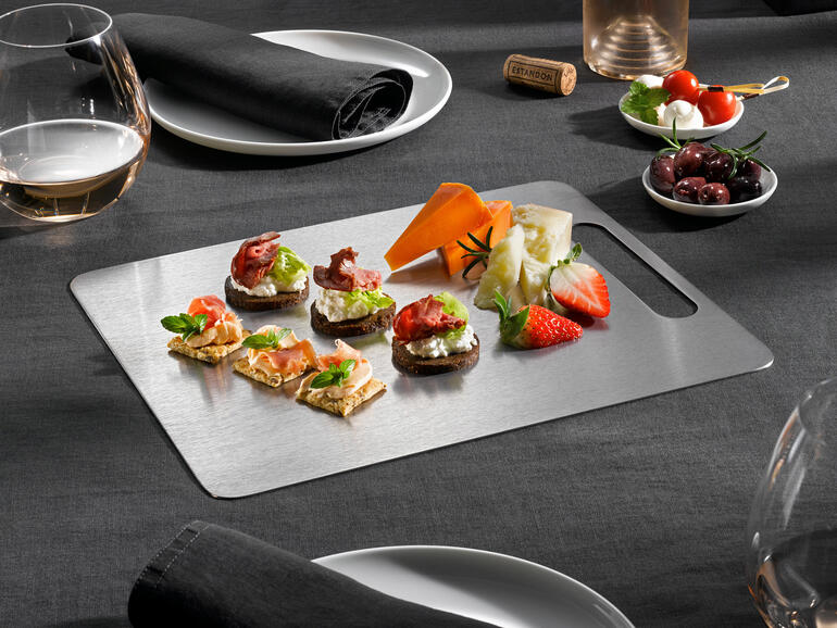 Ook ideaal voor het opmaken en serveren van gerechten. Titan snijplank met verschillende hapjes op een tafel
