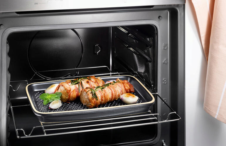 Gegrild vlees op een RÖMERTOPF® BBQ-grillplaat in de oven