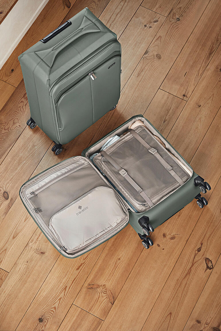 Het comfortabele bagagesysteem organiseert uw spulletjes netjes en houdt ze op hun plek. Open Travelite trolley met binnenzakken vanuit vogelperspectief.