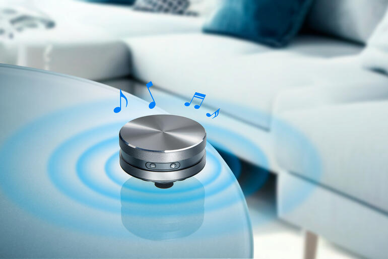 Ultracompatible draadloze speaker op een tafel