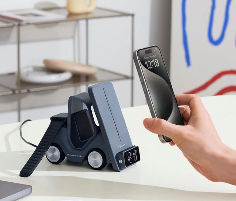 Qi-laadtruck met smartphone die wordt opgeladen en digitale klokweergave.