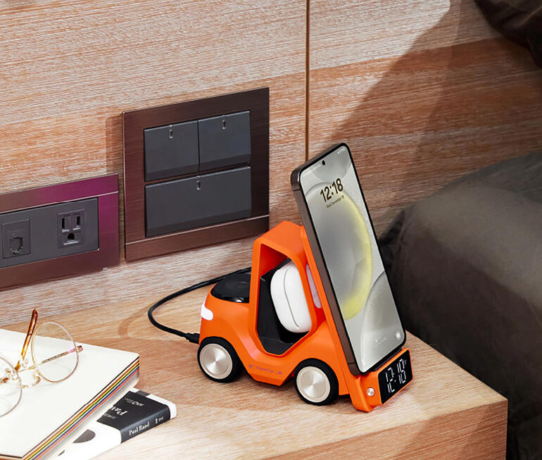 oranje Oranje Qi-laadtruck met opgeladen smartphone en digitale klokweergave.