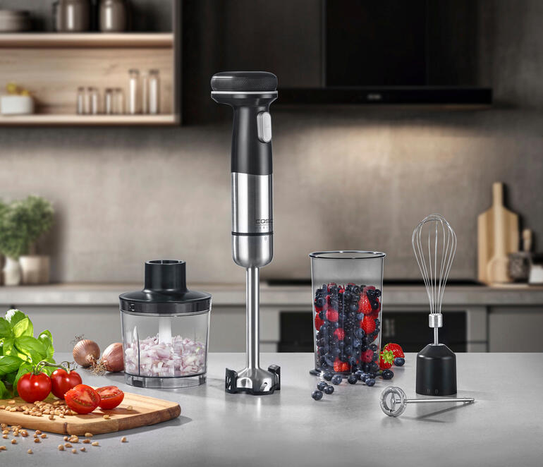 Draadloze staafmixer-set met mixer, garde, en container op een aanrecht.
