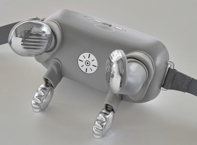 De 2 x 2 massagekoppen van verschillende grootten kneden effectief uw gespannen nekspieren. Close-up van het 4-kops Shiatsu massager apparaat met bediening.