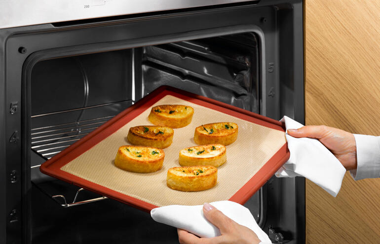 NoStik bakmat met gebakken brood uit de oven