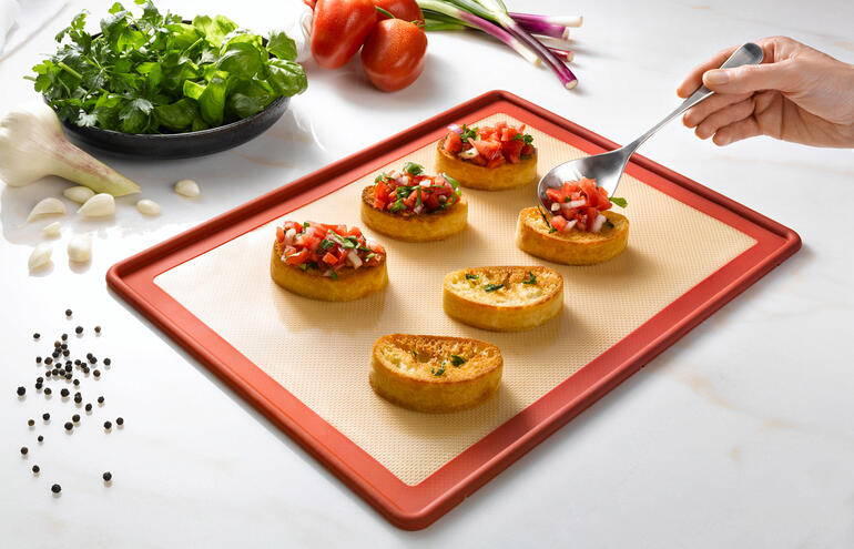 NoStik® bakmat 3-in-1 NoStik bakmat met belegde broden op een aanrecht