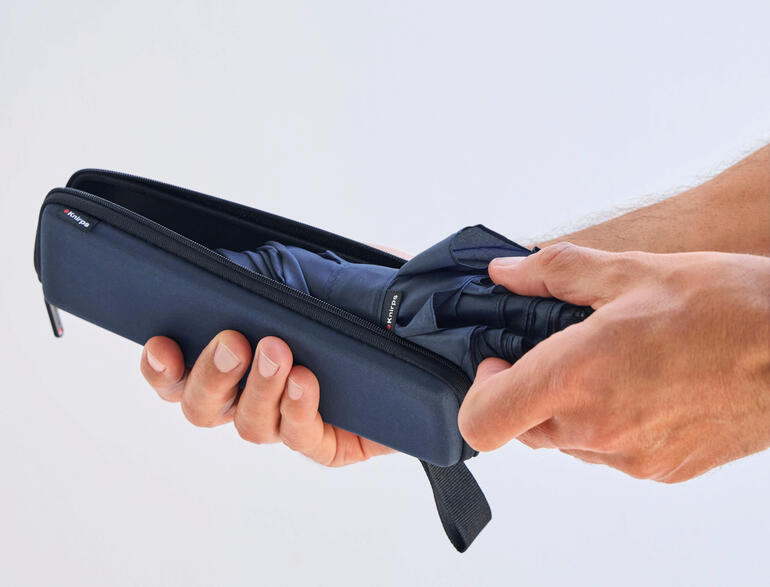 marine Iemand houdt een taschenscherm en steekt het in een droog etui.