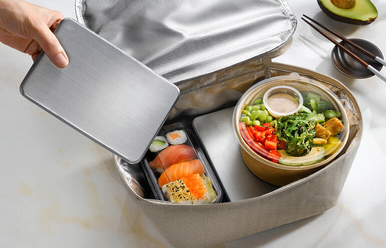 RVS-koelaccu wordt in een koeltas met voedsel geplaatst.