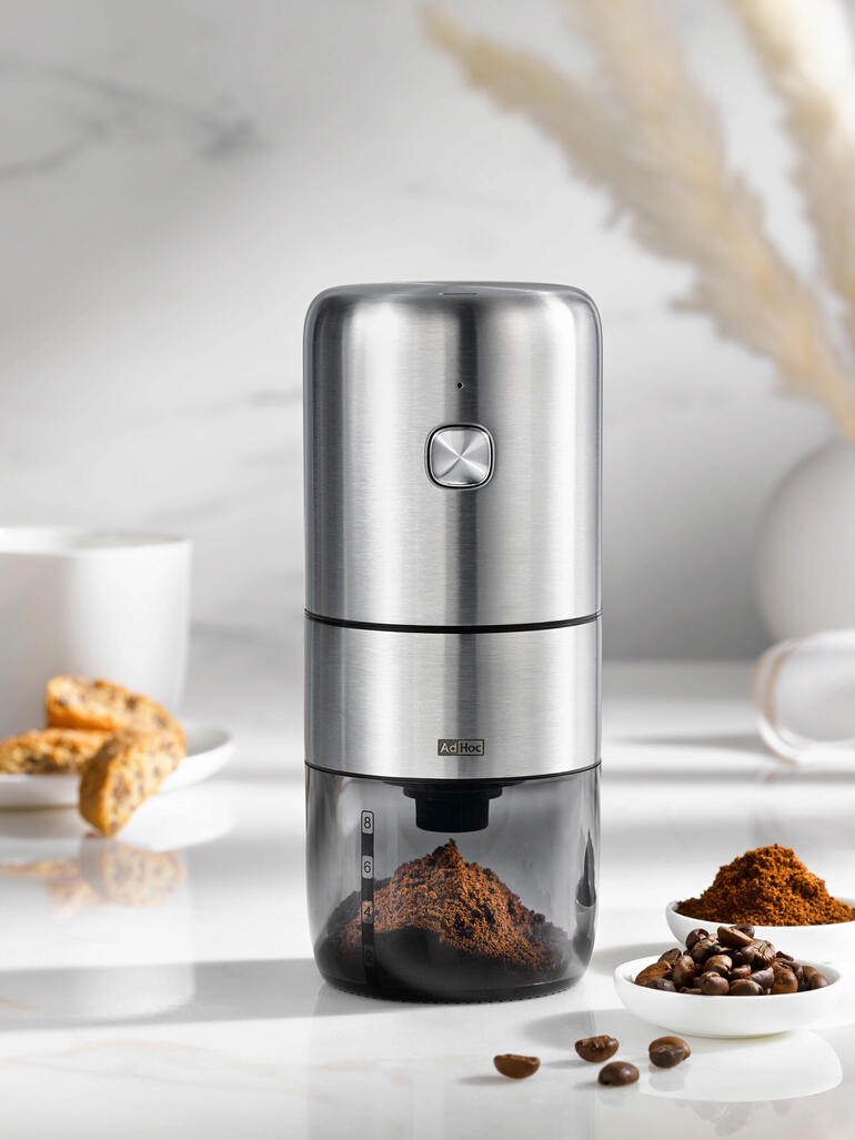 Draadloze koffiemolen met een roestvrijstalen afwerking en koffiebooncontainer.