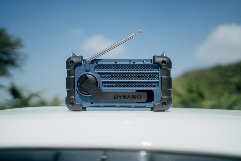 Robuuste blauwe blackout-radio op een witte achtergrond