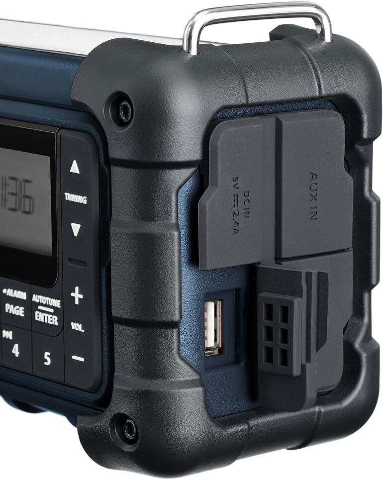 Zijaanzicht van een blauwe Blackout-radio met AUX-aansluiting.