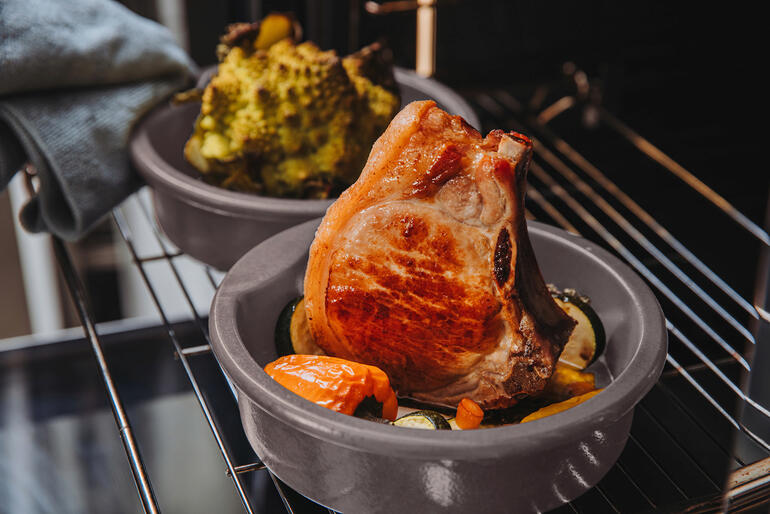 Keltische pot met gebraden vlees en groenten in de oven.