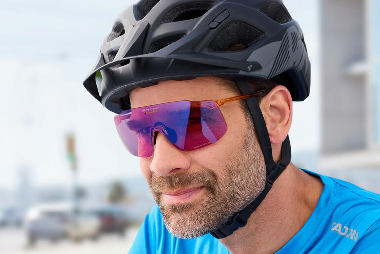 Man in sportkleding draagt een zonnebril.