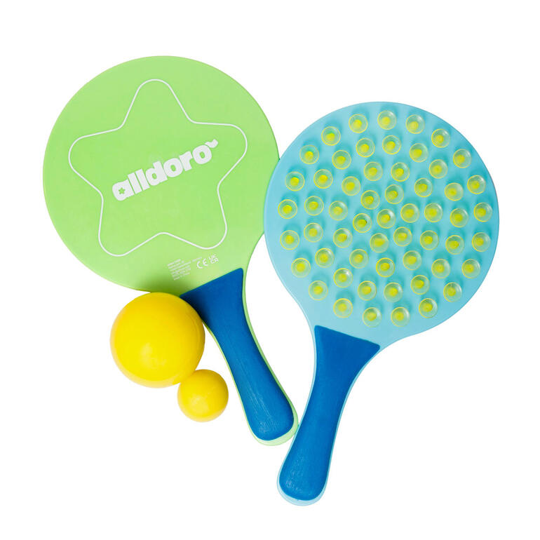 Twee rackets en twee ballen voor een paddle spel op een witte achtergrond.