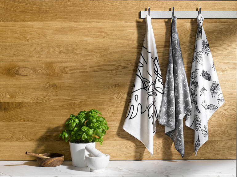 Drie Speed-Dry vaatdoeken hangen aan een houten stang.