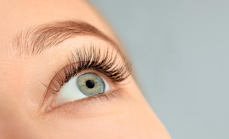CILAMOUR RAPIDE wimperserum Close-up van een oog met lange wimpers, na het aanbrengen van het wimperserum.