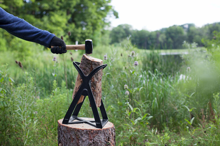 Houtsplijter met houtblok in de buitenlucht