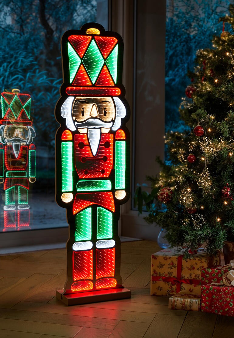 LED-sculptuur van een notenkraker met gekleurde lichten.