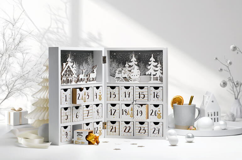 Adventkalender Winterdorp met 24 deurtjes en winterdecoratie.
