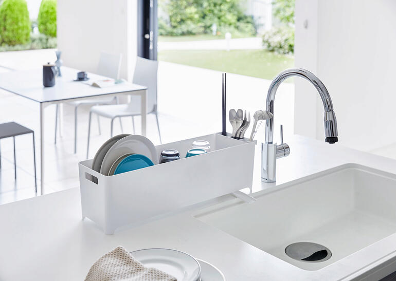 Ultraslanke afvoerbak in een moderne keuken met servies.